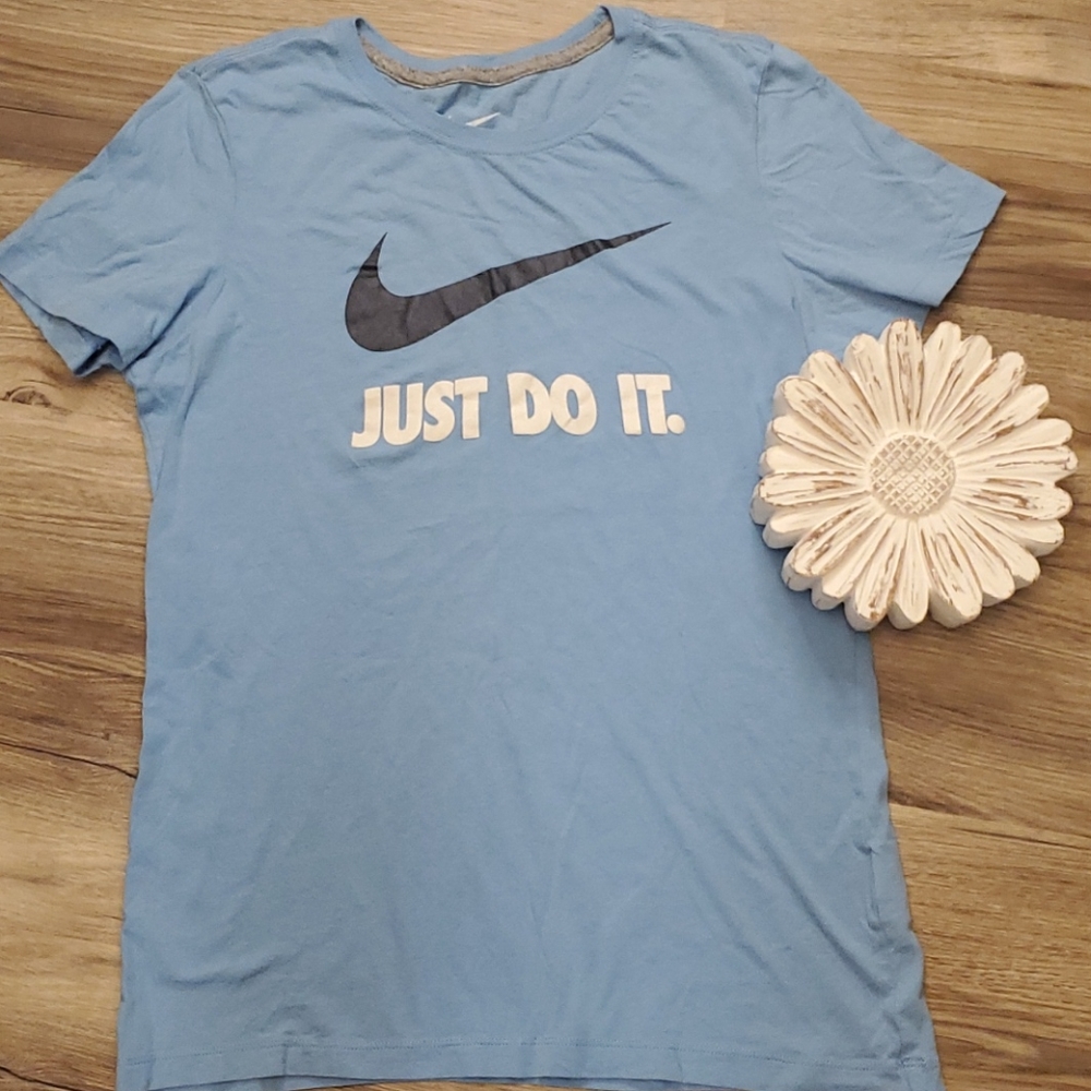SALE  Women's Slim Fit Nike Tee Size Large